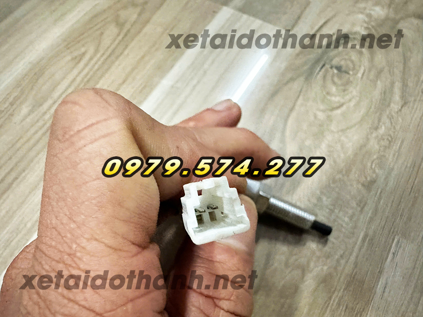 Cảm biến chân phanh xe tải Đô Thành IZ49 IZ65