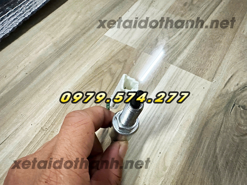 Cảm biến chân phanh xe tải Đô Thành IZ49 IZ65