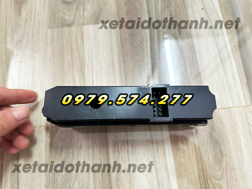 Công tắc bấm kính bên tài xe tải Đô Thành IZ49 IZ65