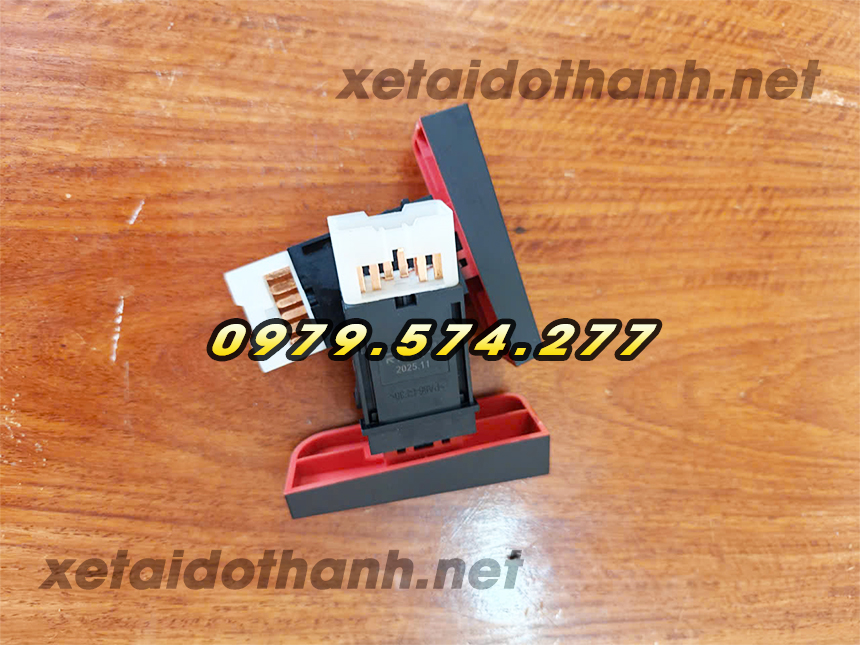 Công tắc báo nguy xe tải Đô Thành IZ49 IZ65 IZ250