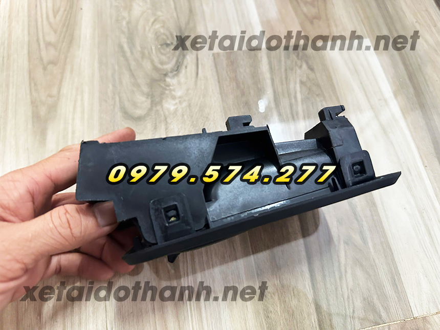 Tay mở cửa trong xe tải Đô Thành IZ65 IZ68